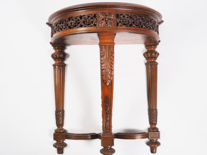 Console demi-lune de style Louis XVI en noyer sculpté et ajouré, à déc