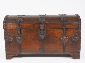 Vente aux enchères Grand coffre Louis XIV en bois et métal. Dim. 88 x 149 x 70 cm