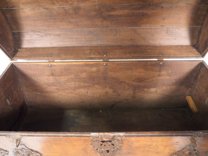 Grand coffre Louis XIV en bois et métal. Dim. 88 x 149 x 70 cm