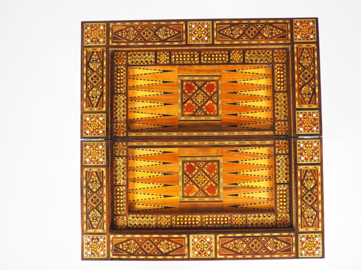 Table à jeux syrienne en marqueterie avec incrustations de nacre, à dé