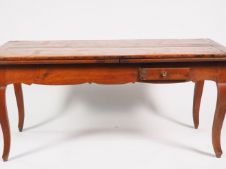 Vente aux enchères Table de salle à manger XIXème de style Louis XV en merisier, plateau 