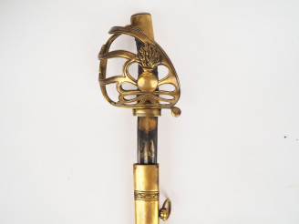 Vente aux enchères Sabre de cavalerie à garde de bataille en bronze à couvre chape, calot