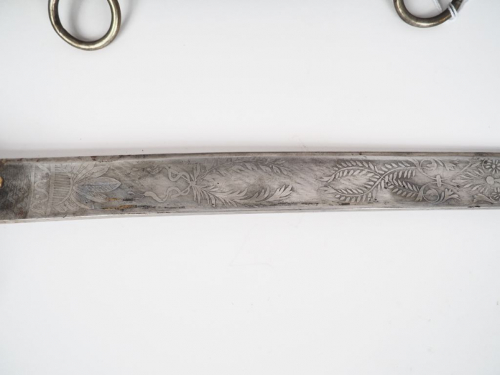 Sabre de cavalerie légère de fantaisie assez atypique et tardif, montu