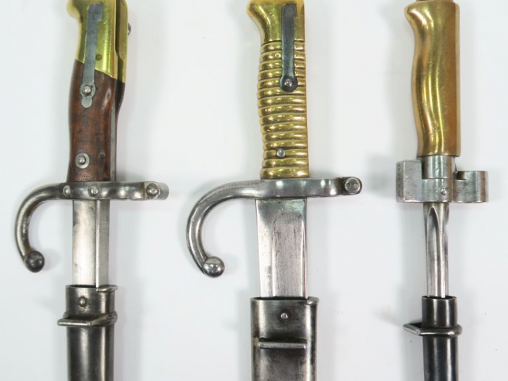 Lot de trois baïonnettes d’infanterie françaises, on y trouve une baïo