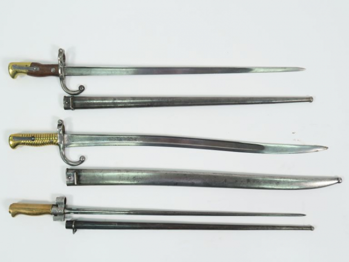 Lot de trois baïonnettes d’infanterie françaises, on y trouve une baïo