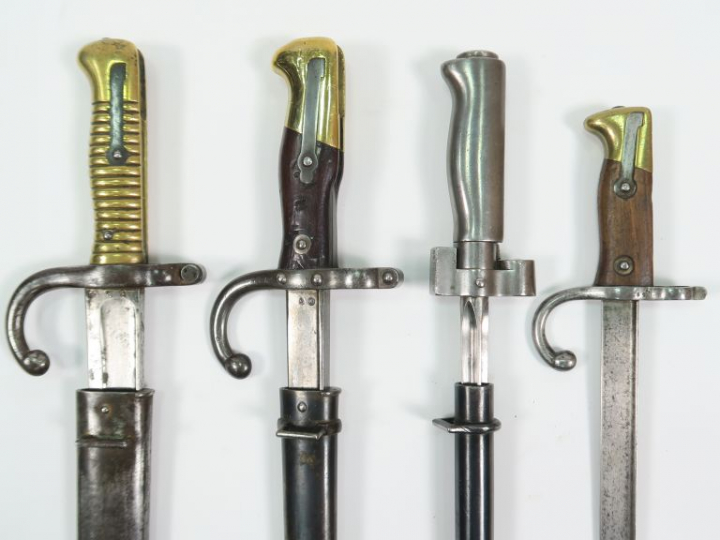 Lot de trois baïonnettes d’infanterie françaises, on y trouve une baïo
