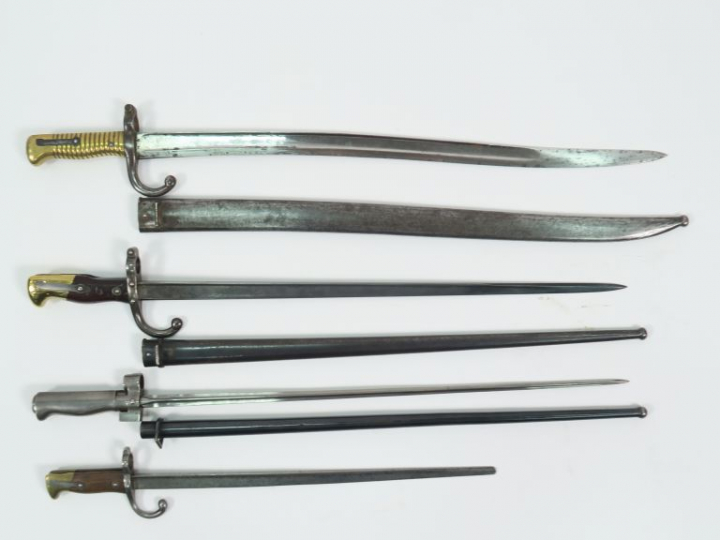 Lot de trois baïonnettes d’infanterie françaises, on y trouve une baïo