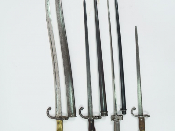 Lot de trois baïonnettes d’infanterie françaises, on y trouve une baïo