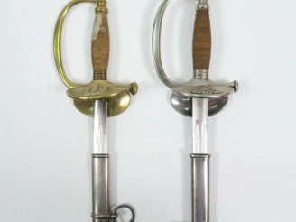 Vente aux enchères Lot de deux épées à clavier une en maillechort à plateaux à attributs 