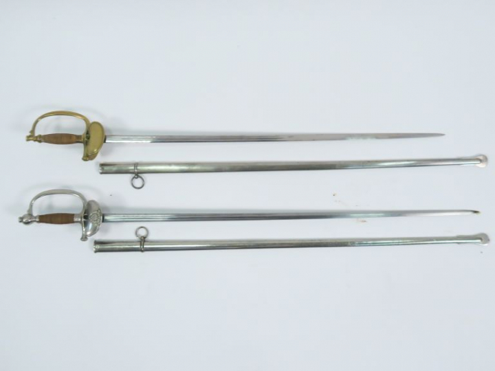 Lot de deux épées à clavier une en maillechort à plateaux à attributs 