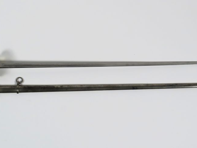 Epée à clavier montée bronze plateau principal à attributs générique d