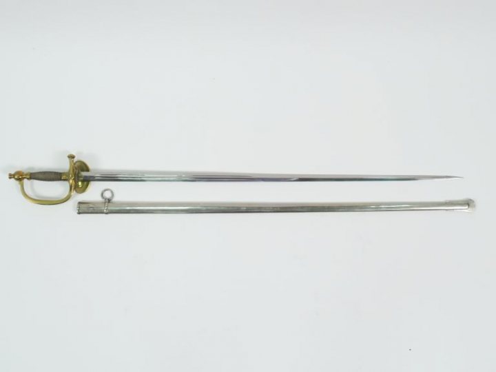 Belle épée à clavier d’officier, monture en bronze doré, branche de ga