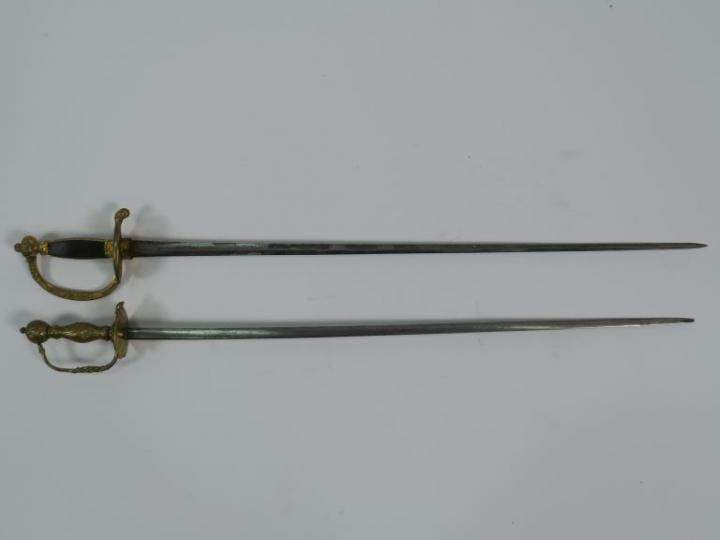 Lot composé d’une épée à clavier lame triangulaire à trois pans creux,