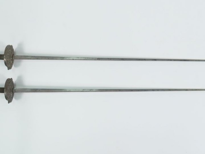 Belle paire de fleurets d’escrime époque Viollet-le-Duc. Lame triangul