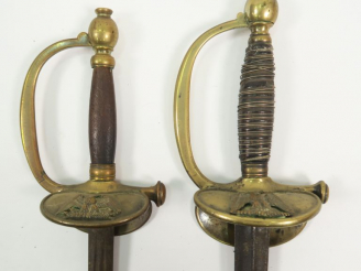 Vente aux enchères Deux épées à clavier présidence /second empire. Chaque épée porte sur 