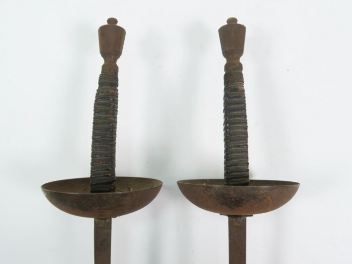 Belle paire d’épées de duel ou d’escrime, lames triangulaires à trois 