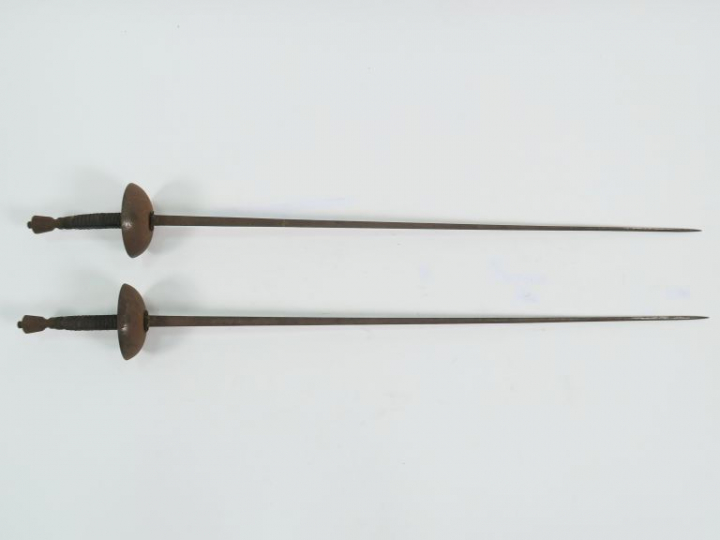 Belle paire d’épées de duel ou d’escrime, lames triangulaires à trois 