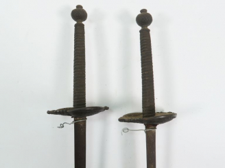 Vente aux enchères Belle paire d’épées de duel ou d’escrime, lames triangulaires à trois 