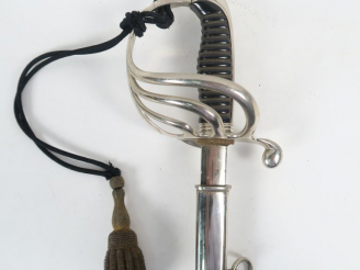 Vente aux enchères Sabre modèle 1882 d’officier d’infanterie, arme montée maillechort, fu