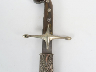 Vente aux enchères Beau sabre à l’orientale, Belle lame plate et courbe en acier sans gra