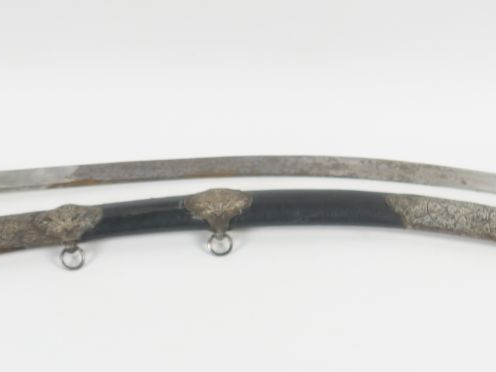 Beau sabre à l’orientale, Belle lame plate et courbe en acier sans gra