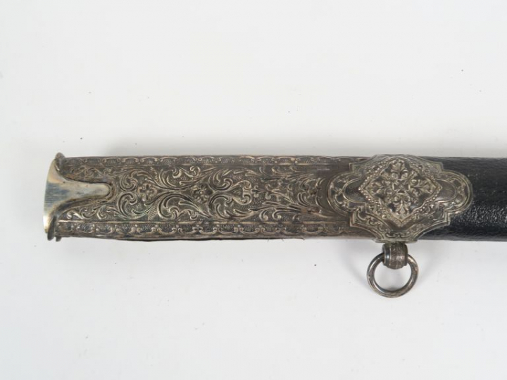 Beau sabre à l’orientale, Belle lame plate et courbe en acier sans gra