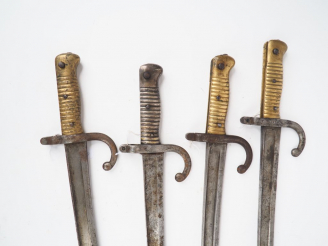 Vente aux enchères Lot de quatre Baïonnettes yatagan de fusil d’infanterie chassepot modè