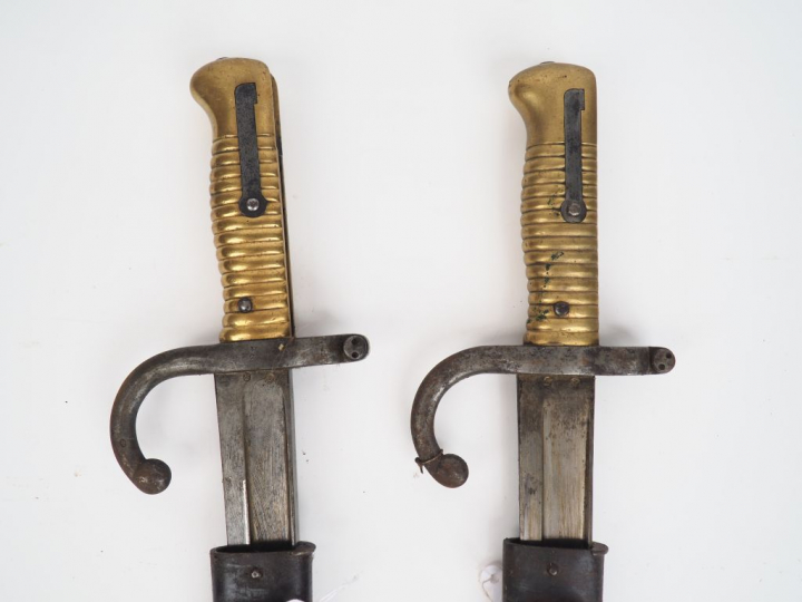 Lot de 2 baïonnettes yatagan de fusil d’infanterie chassepot modèle 18