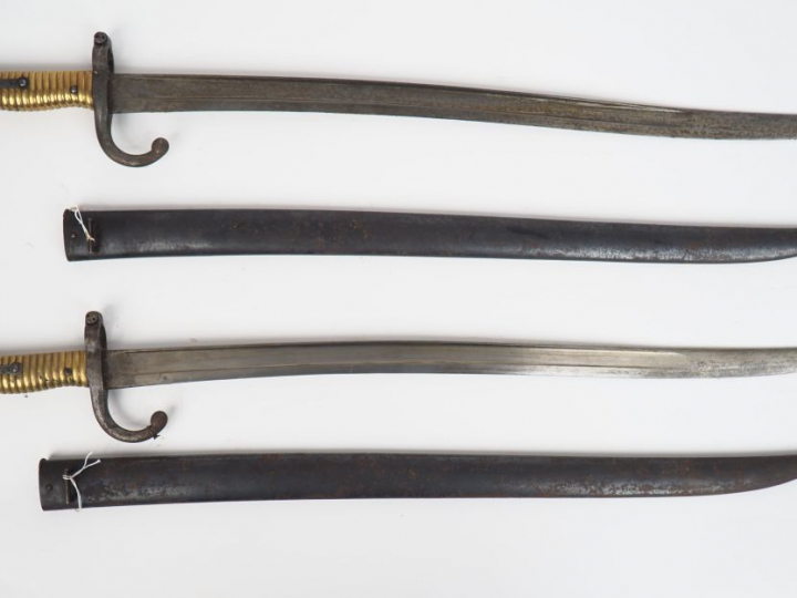 Lot de 2 baïonnettes yatagan de fusil d’infanterie chassepot modèle 18