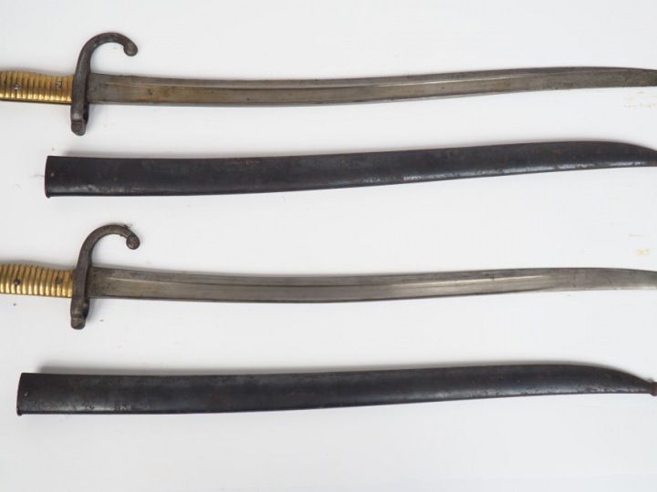 Lot de 2 baïonnettes yatagan de fusil d’infanterie chassepot modèle 18