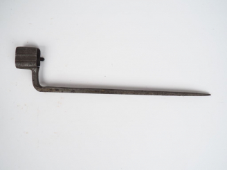 Vente aux enchères Baionnette de fusil de chasse double pour canons en table. Lame triang