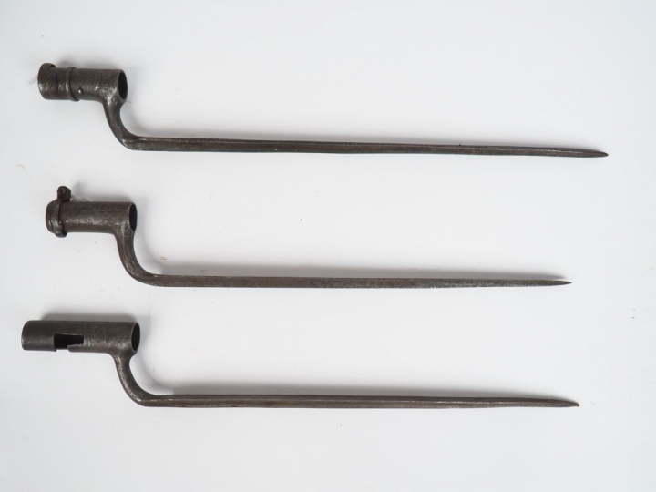 Lot de trois baïonnettes à douille, deux versions primitives différent