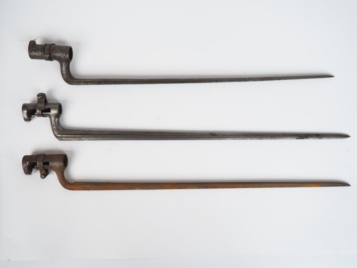 Lot de trois baïonnettes à douille françaises on y trouve une baïonnet
