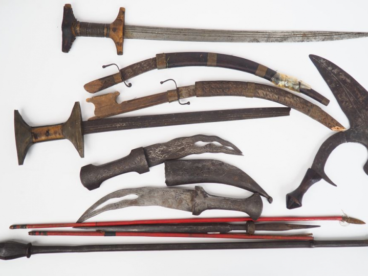 Lot d’armes blanches orientales diverses pour amateur, on y trouve deu
