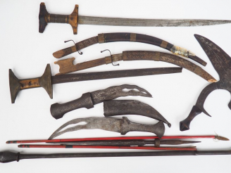 Vente aux enchères Lot d’armes blanches orientales diverses pour amateur, on y trouve deu