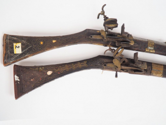 Vente aux enchères Lot de deux fusils anciens de fantasia type moukkala longs canons octo