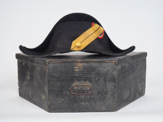 Vente aux enchères Beau bicorne d’officier du génie en taupé noir, intérieur en soie roug