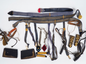 Vente aux enchères Lot de militaria, on y trouve deux ceinturons de marine à accastillage