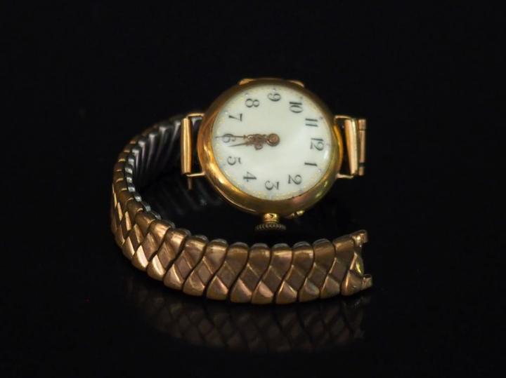 Montre de col transformée en montre bracelet en or jaune.  Cadran à ch