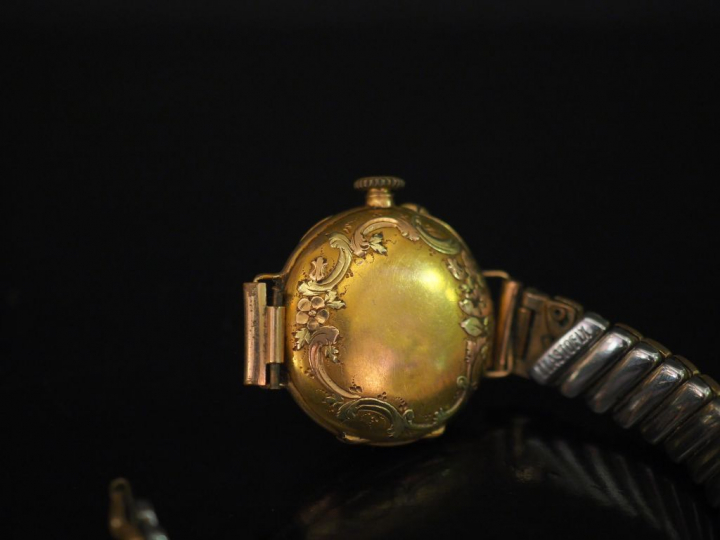 Montre de col transformée en montre bracelet en or jaune.  Cadran à ch