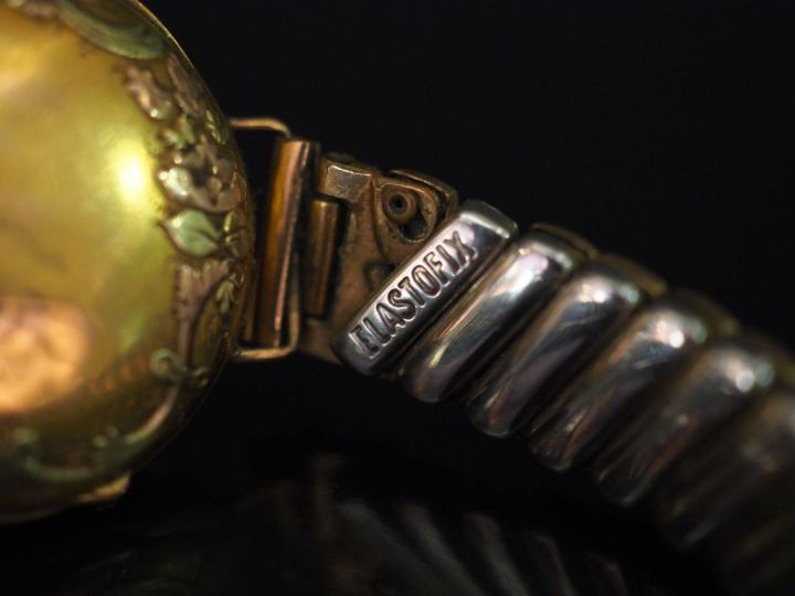 Montre de col transformée en montre bracelet en or jaune.  Cadran à ch