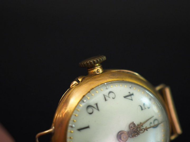 Montre de col transformée en montre bracelet en or jaune.  Cadran à ch