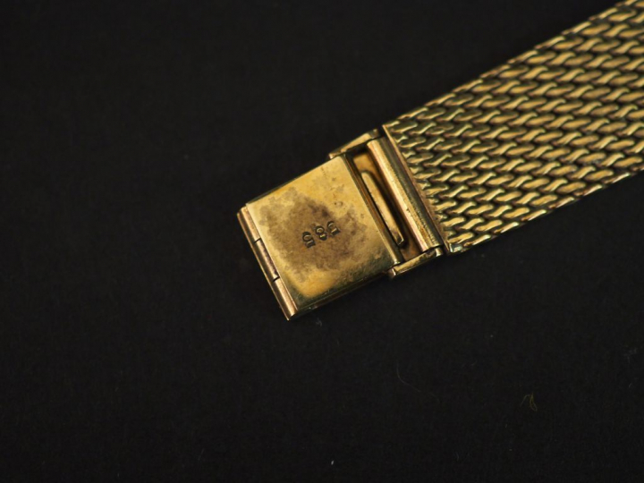 Montre bracelet de dame, boitier et bracelet en or jaune 14k. Caran ro