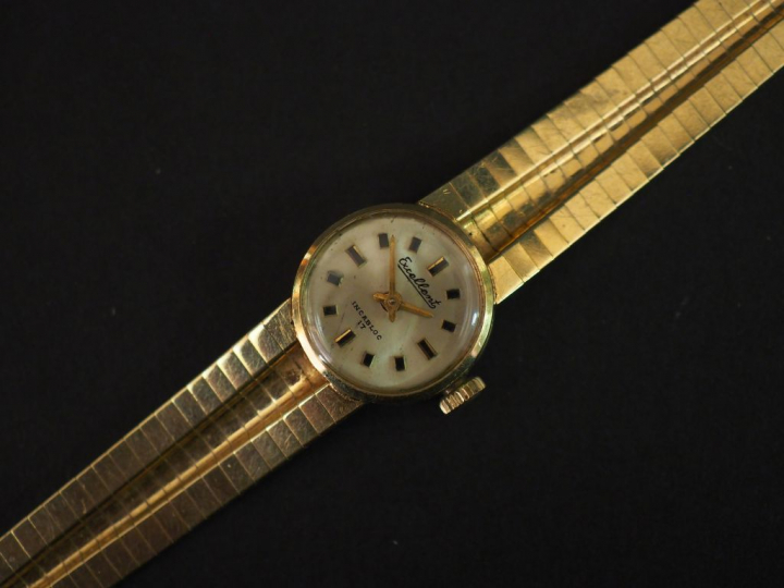 EXCELLENT Montre bracelet de dame, boitier et bracelet en or jaune 14k