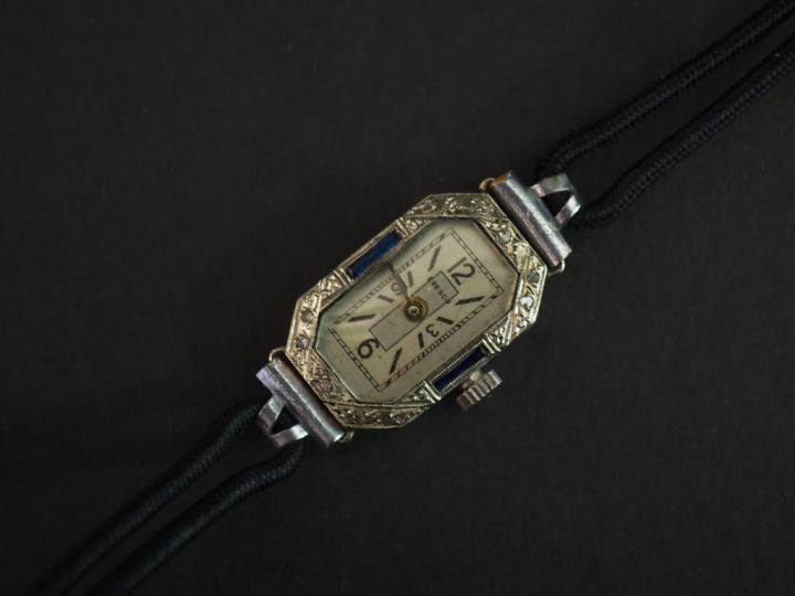 ERESCO Montre bracelet de style Art déco en or blanc.  Boitier de form