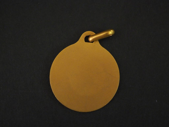 Médaille religieuse en or jaune, figurant Saint Jean-Baptiste portant 