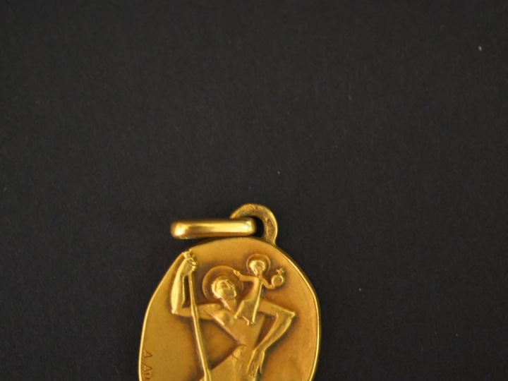 Médaille religieuse de style Art déco en or jaune, figurant Saint Jean