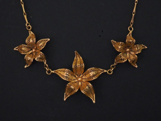 Vente aux enchères Collier en or jaune, à décor de trois fleurs filigranées.  Long. 42,5c