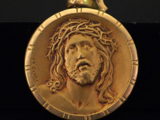 Vente aux enchères Médaille religieuse en or jaune, figurant le Christ à la couronne d'ép