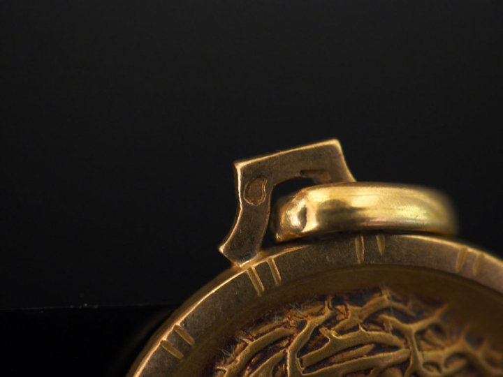 Médaille religieuse en or jaune, figurant le Christ à la couronne d'ép